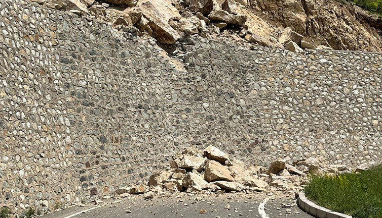 Gümüşhane'deki heyelan ulaşımı aksattı