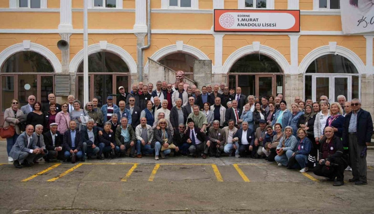 Edirne’de 50 yıl önce mezun olan öğrenciler yeniden buluşmanın mutluluğunu yaşadı