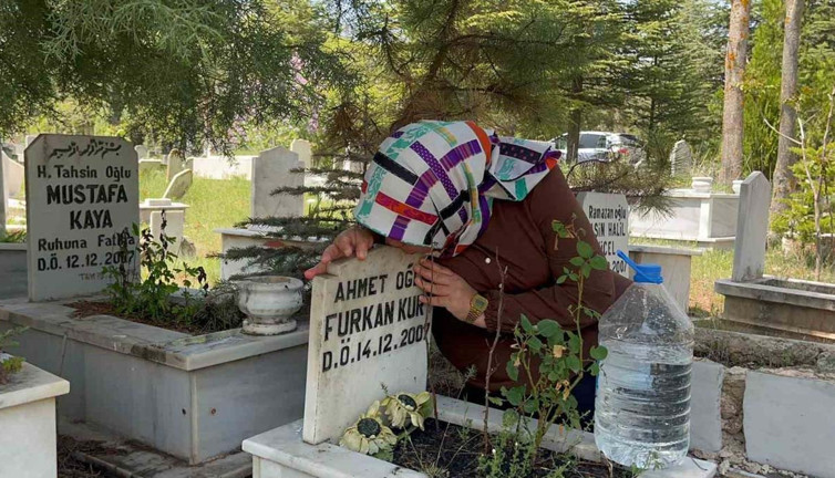 Mezar taşını öpen annenin acısı yürek yaktı! Mezarlıkta duygusal anlar yaşandı