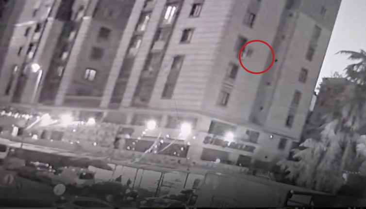 Parlayan doğal gazı görünce kendini 7'nci kattan aşağıya attı