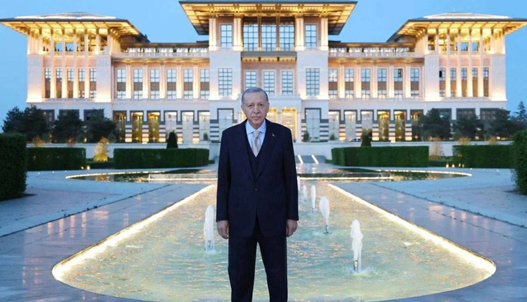 Saray’ın personeli Sezer ve Gül dönemini katladı!