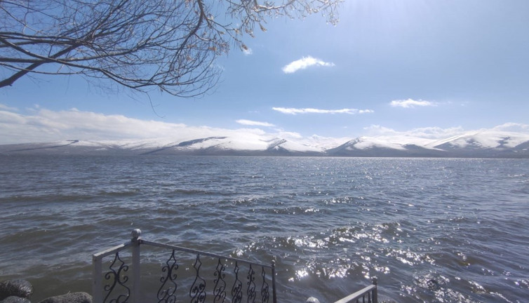 Buz tutan Çıldır Gölü tamamen çözüldü