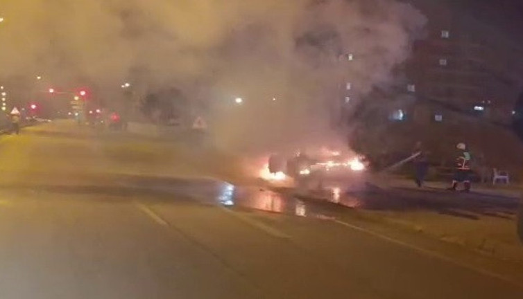 Besni’de park palindeki otomobil alev alev yandı!