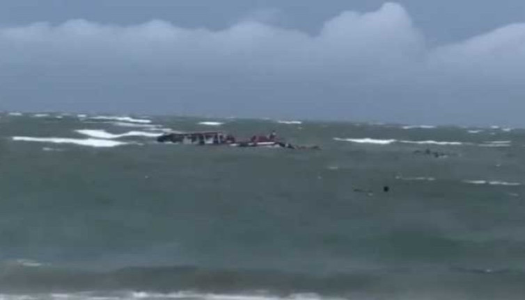 Turist teknesi alabora oldu: Çok sayıda ölü ve yaralı var