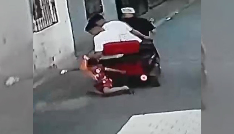 Akıllara durgunluk veren savunma: 8 yaşındaki çocuğu 'şaka amaçlı' sokakta sürüklemişler