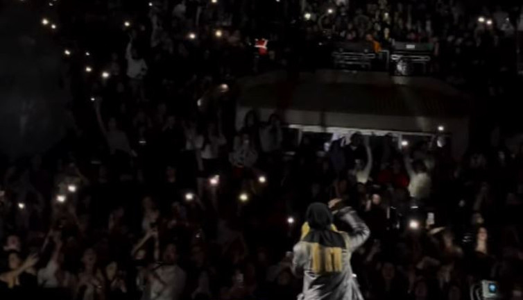 Ünlü şarkıcı meşhur slogana kayıtsız kalmadı! Sahnede on binlerle....