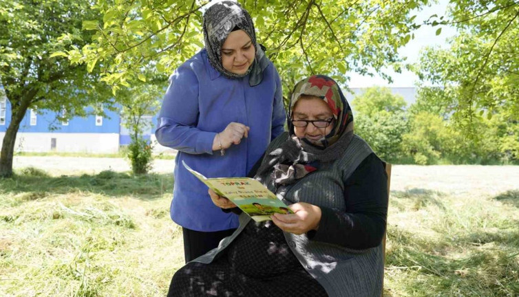 Kursa gitmeye fırsat yok! Bahçesinde okuma yazma öğreniyor