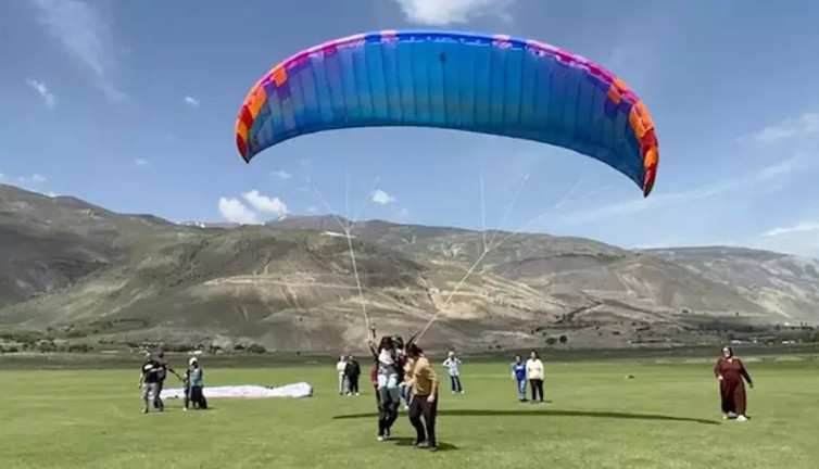 Erzincan'da çocuklar yamaç paraşütü ile engelleri aştı