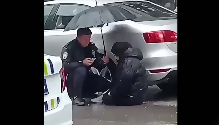 Kazada yaralanan kıza polisten şemsiyeli koruma