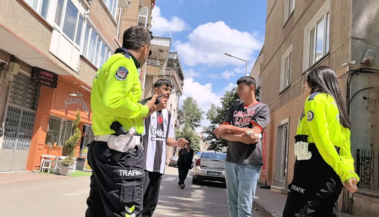 Kaldırımda yürürken bıçaklı saldırıya uğradı