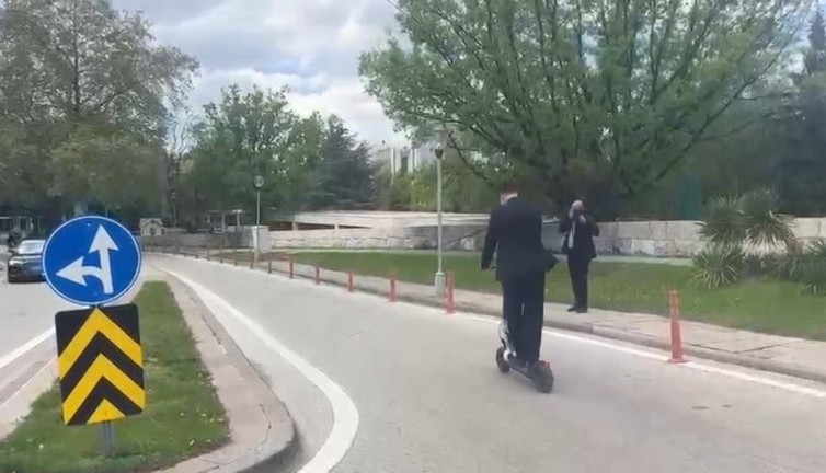 CHP'li İnan Akgün Alp, TBMM'ye 'skuter' ile geldi