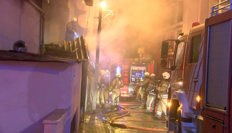 Ümraniye’de gecekondu yangını! Bitişikteki binada mahsur kalanları itfaiye kurtardı