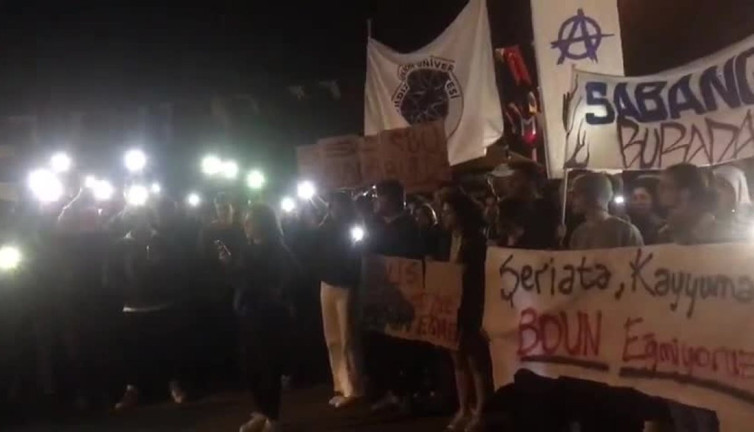 Üniversite öğrencileri "Nureddin Yıldız" protestosunda gözaltına alınan arkadaşlarına destek için Vatan Emniyet'e gitti