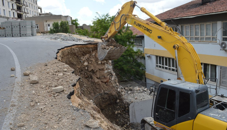 Mardin’de facianın eşiğinden dönüldü! Yol okul bahçesine çöktü: Ya gündüz olsaydı?