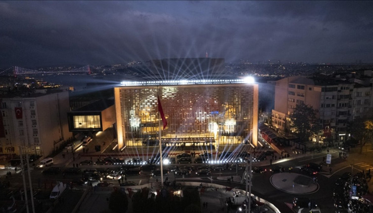 "Kutsal", 3 oyunla İstanbul’da seyirci karşısında