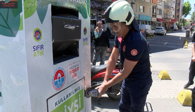 Giysi kumbarasına giren çocuk ecel terleri döktü! Bayram kıyafeti almak için girmişti