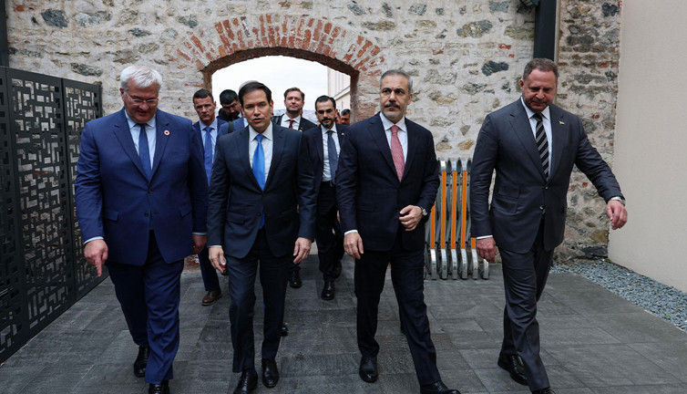 İstanbul'da yapılan Barış Müzakeresi fotoğraf karelerine yansıdı