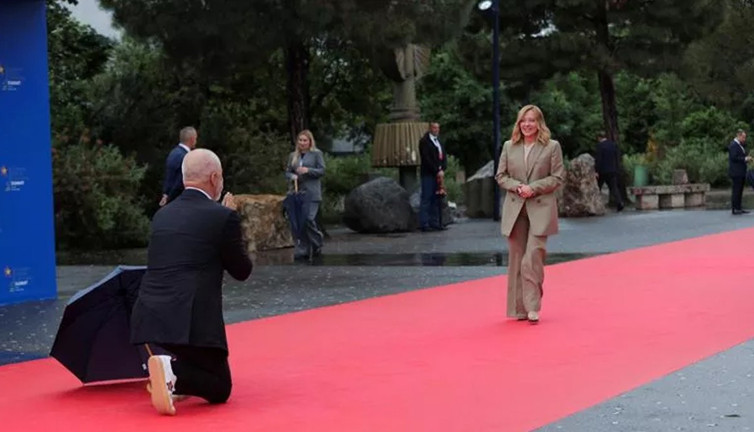 Liderler toplasında başbakan bir anda dizlerinin üstüne çöktü! Kimse bunu beklemiyordu
