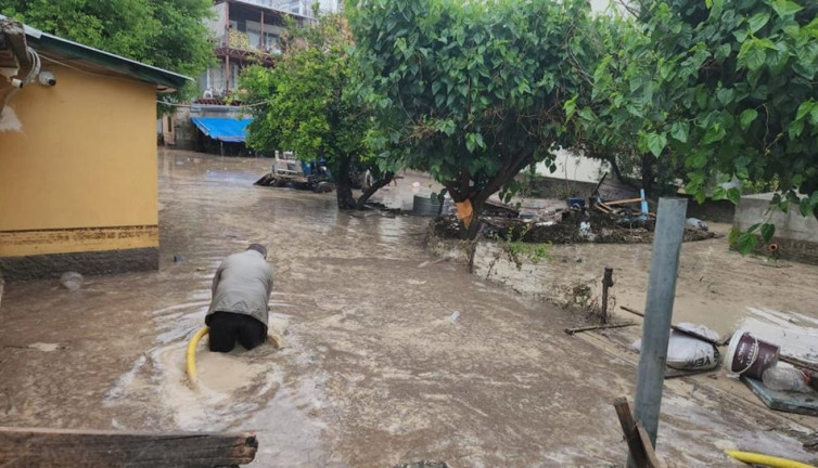Sağanak ve dolu tarım arazilerine zarar verdi