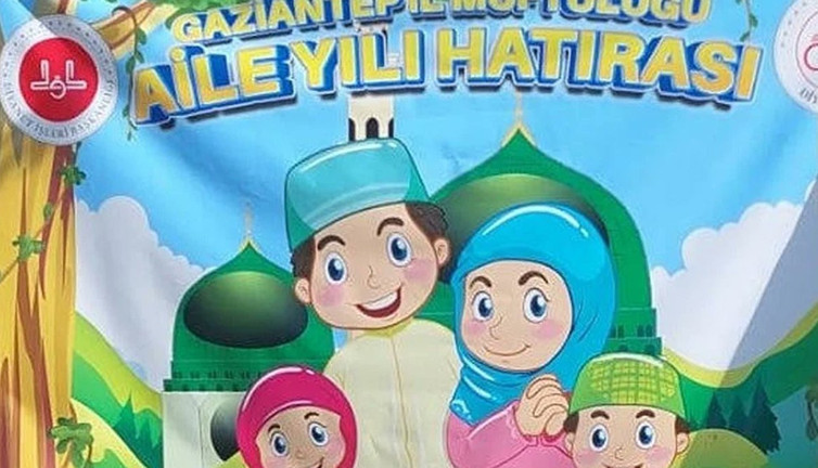 AKP'nin kalesinde kriz yaşatan afiş! Aile yılında anne ve kızına başörtü, baba ile oğluna takke giydirdiler...