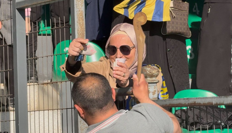 Kadın taraftar davulcuyu paraya boğdu