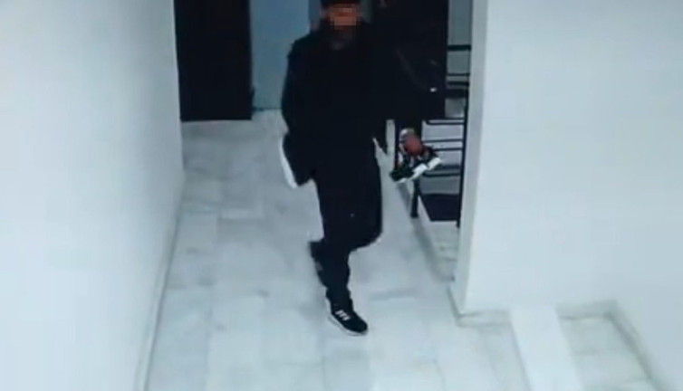 Elazığ’da ayakkabı hırsızları kameraya yakalandı