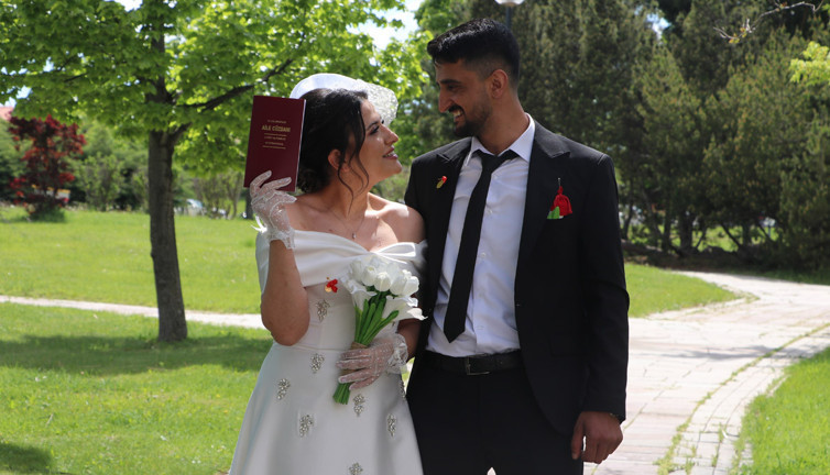 Tekerlekli sandalyeden nikah masasına