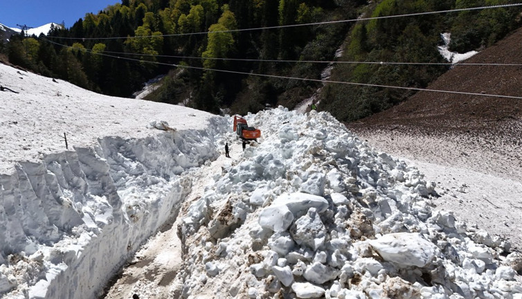 Rize'de karla mücadele sürüyor! Kar kalınlığı 3 metreyi buldu!