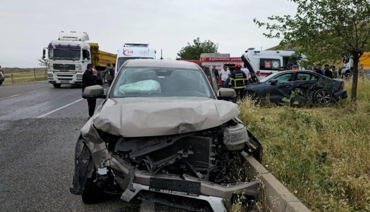 Silvan'da feci kaza! Otomobil ile kamyonet çarpıştı: 1 ölü, 3 yaralı