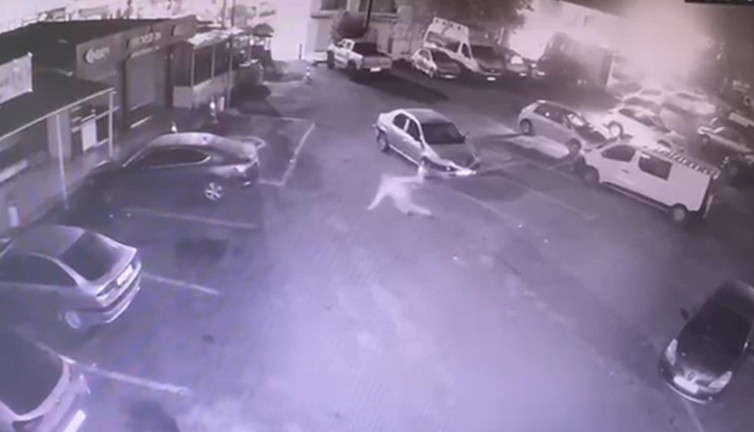 Otoparkta korkunç ölüm! Rahatsızlanıp düştü, üzerinden araba geçti: Güvenlik kamerası her şeyi kaydetti