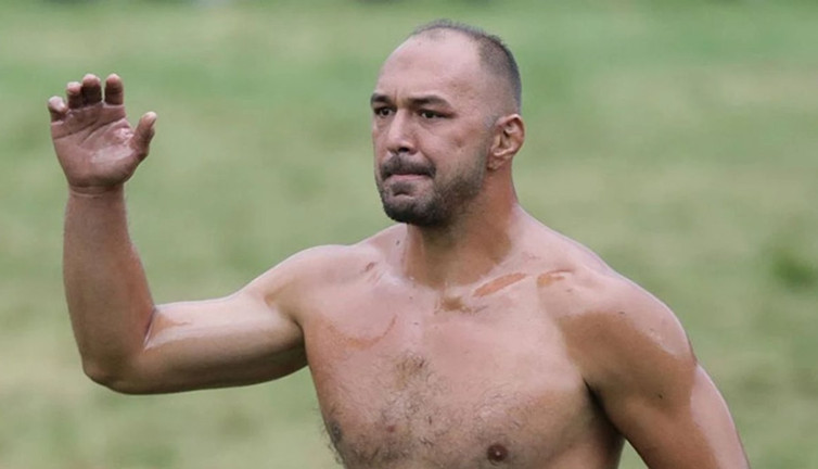 Hakemlere hakaret eden başpehlivan özür diledi!