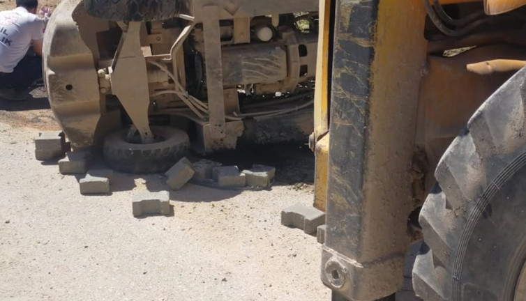 Mardin'de devrilen forkliftin sürücüsü öldü