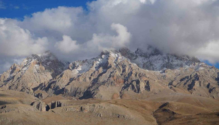 Aladağlar'da zirve tırmanışı yapan dağcılar erkek cesedi buldu