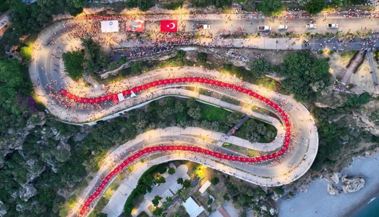 Antalya'da 400 metrelik dev Türk bayrağı ile 'Fener Alayı' düzenlendi