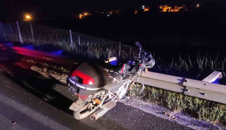 Bariyerler arasında unutulan motosikletin sırrı