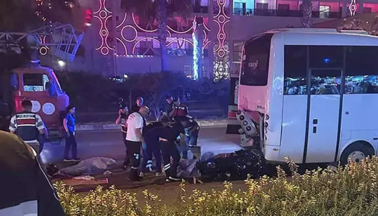 Kontrolünü kaybeden motosiklet sürücüsü dehşet saçtı: Ölüler var