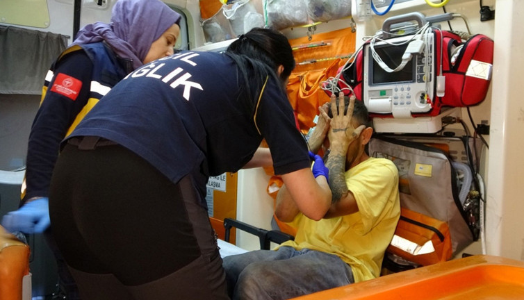 Antalya’da kırmızı ışıkta feci kaza! Sürücü şoka girdi