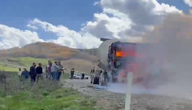 Beton mikseri yolda alevler içinde kaldı!