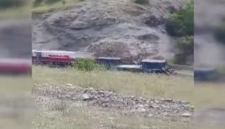 Bakır cevheri taşıyan yük treni devrildi