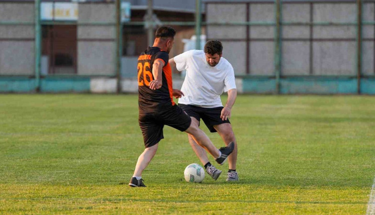 Tarsus’ta dostluk maçı: Belediye ve muhtarlar 4-4 berabere!