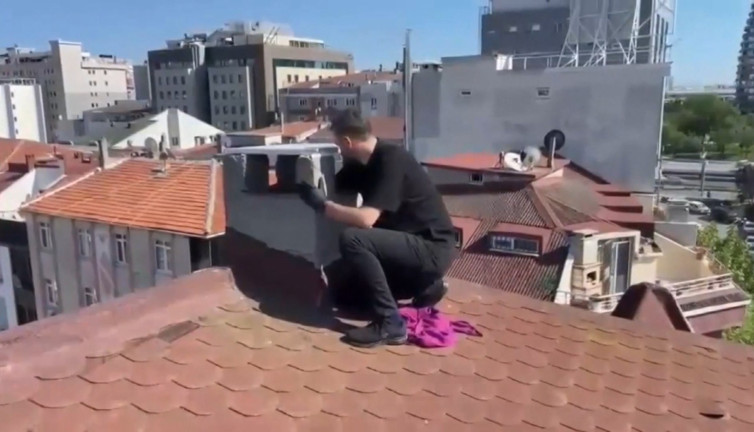 Binanın çatısını polisler bastı! Bacaya bakan gözlerine inanamadı