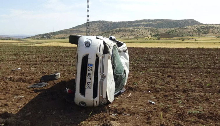 Kontrolden çıkan araç tarlaya devrildi: Ölü ve yaralılar var