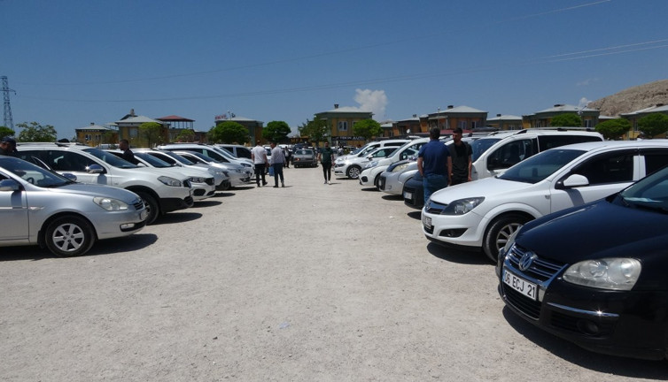 Van’daki oto pazarında yoğunluk! Satıcılar alıcı bulmakta zorlandı
