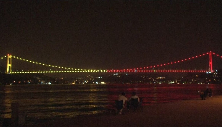 Fatih Sultan Mehmet Köprüsü "sarı-kırmızı"ya büründü
