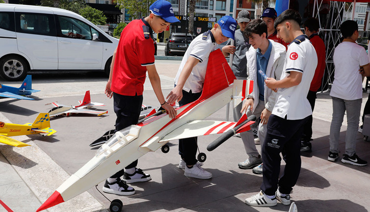 Havacılık öğrencilerinden model uçak gösterisi