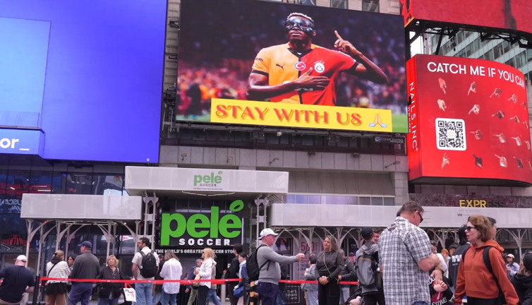 Osimhen sevgisi okyanusları aştı: Times Meydanı'ndan çağrı