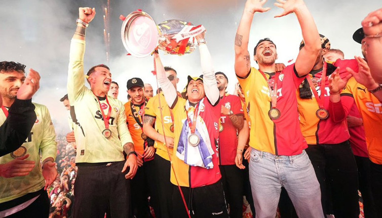 Galatasaray'ın kutlamasında bir tek o ıslıklandı!