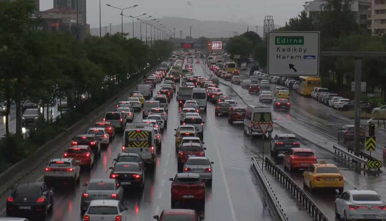 İstanbul'da haftanın ilk gününde yoğun trafik!
