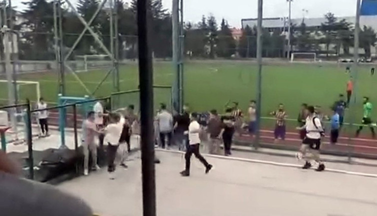 Amatör maçta kavga: Ortalık savaş alanına döndü!