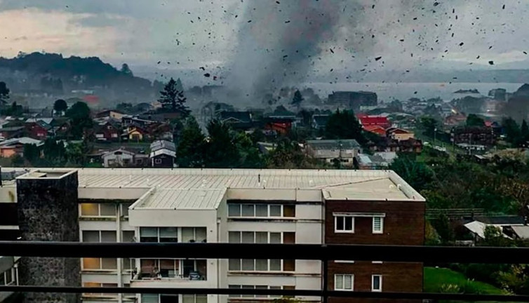 Hortum Şili'yi yıktı geçti! Evler yerle bir oldu: Kırmızı alarm ilan edildi